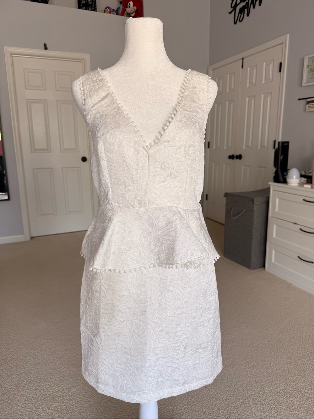 Lulu's White Sleeveless Peplum V-Neck Mini Dress - Small